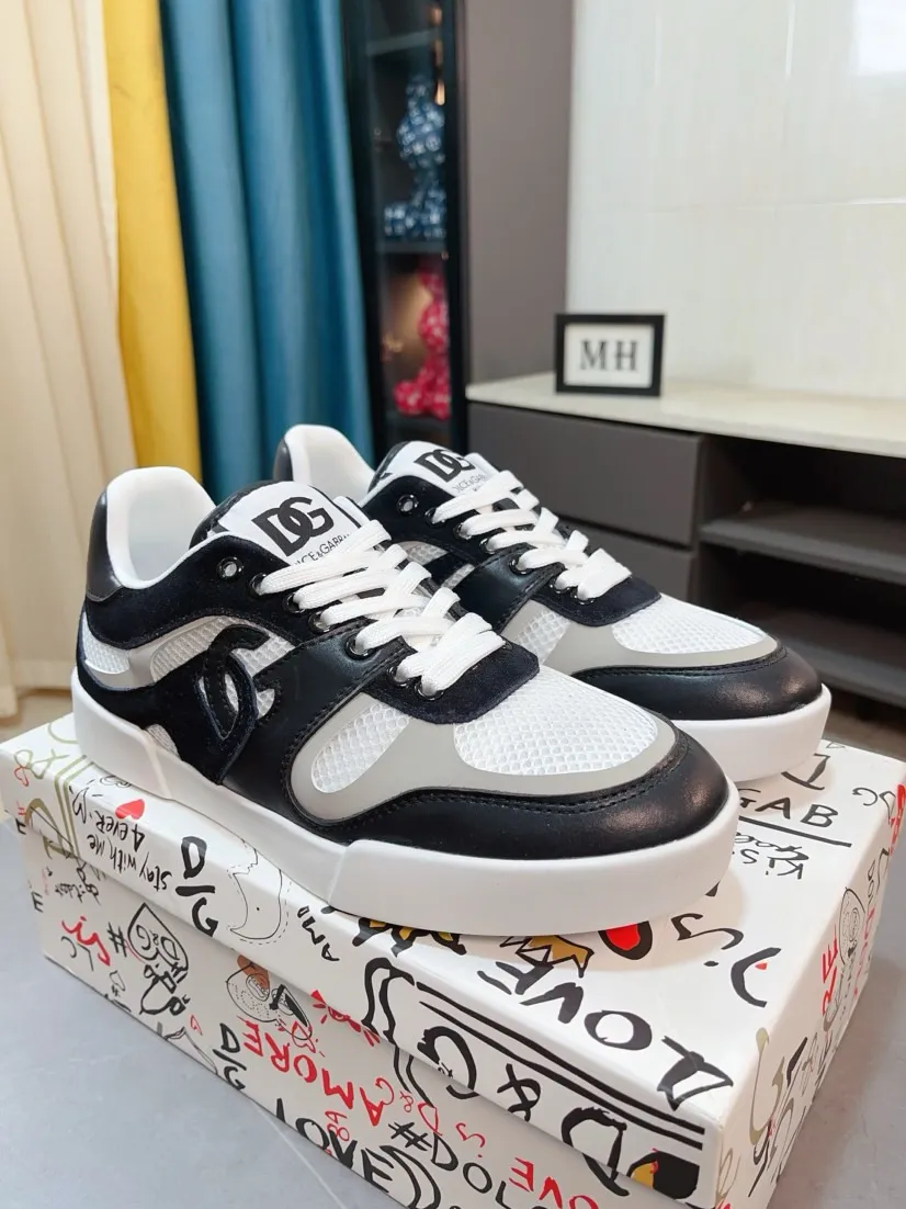 Men's shoes 💰440🌹🌹"Dolce & Gabbana DG" original imported first-layer cowhide ➕ sheepskin lining, light on the foot, comfortable, versatile, original special outsole 🔥favored by trendy men, welcome to compare quality 🔥exquisite luxury, super A level! Compared with the genuine product at the counter, the version is no worse at all! Code number 36-46